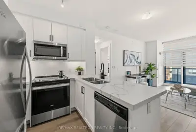20 Gatineau Drive N 1301, Vaughan, On L4j 0l3