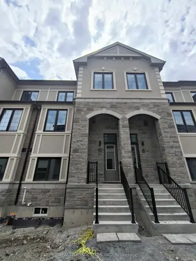 10 Victor Metcalf Lane, Richmond Hill, On L4b 0j7
