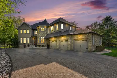 42 Prince Adam Court, King, On L7b 1m1