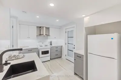 12 Tower Court Lower, Bradford West Gwillimbury, On L3z 2v2