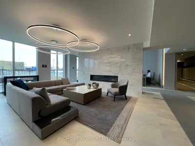 185 Deerfield Road 404, Newmarket, On L3y 0g7