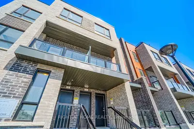 11 Lytham Green Circle 11, Newmarket, On L3y 0h3