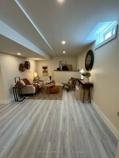 248 Crossland Gate Room 2, Newmarket, On L3x 1a9