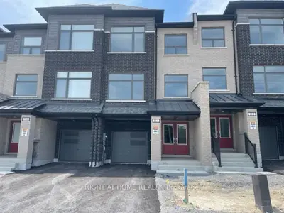 Att/Row/Townhouse in Newmarket