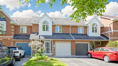 Att/Row/Townhouse in Richmond Hill