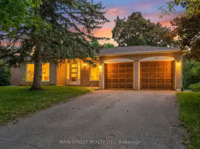 806 Three Seasons Drive, Newmarket, On L3y 2b8