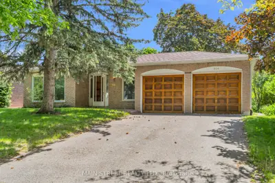 806 Three Seasons Drive, Newmarket, On L3y 2b8