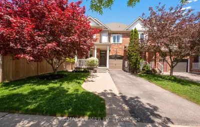 Att/Row/Townhouse in Aurora