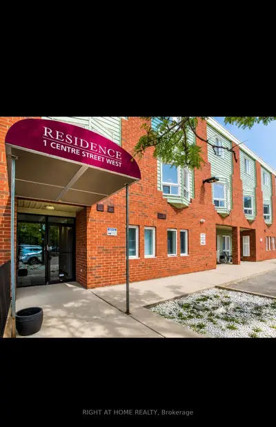 Common Element Condo in Richmond Hill