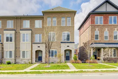 Att/Row/Townhouse in Newmarket