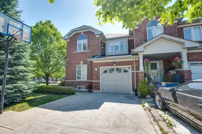 Att/Row/Townhouse in Newmarket