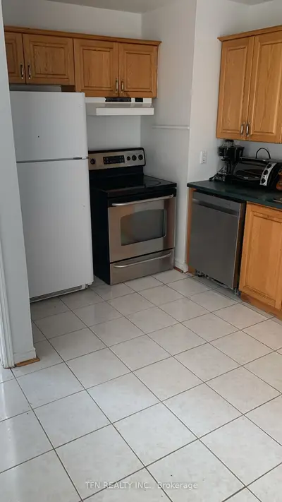 Semi-Detached in Aurora