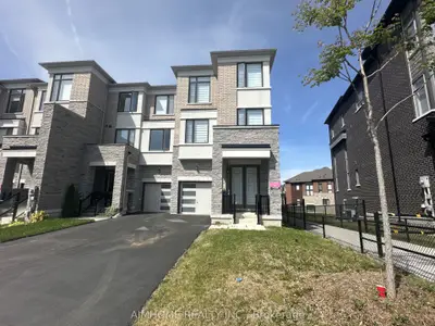 Att/Row/Townhouse in Newmarket