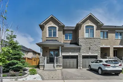 Att/Row/Townhouse in Richmond Hill