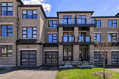 Att/Row/Townhouse in Newmarket