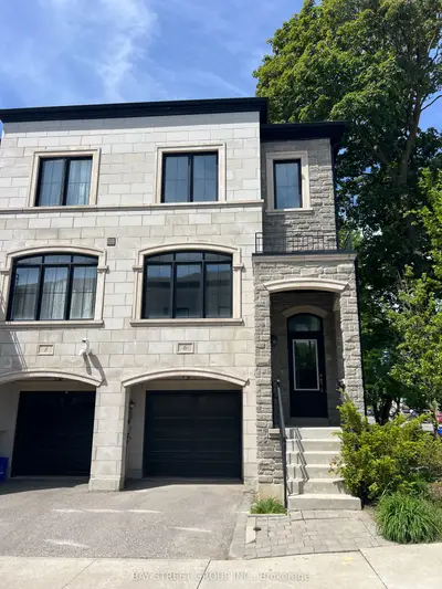 Att/Row/Townhouse in Richmond Hill