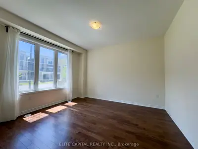 Att/Row/Townhouse in Richmond Hill