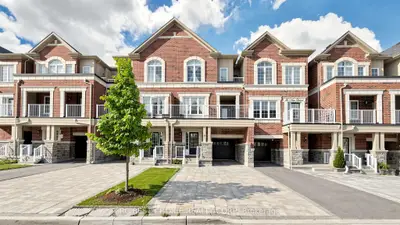 Att/Row/Townhouse in Richmond Hill