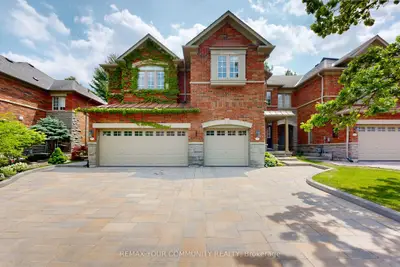 Att/Row/Townhouse in Richmond Hill