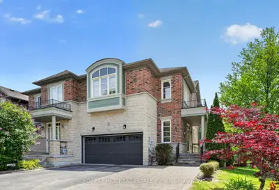 Att/Row/Townhouse in Newmarket