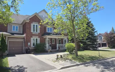 Att/Row/Townhouse in Aurora