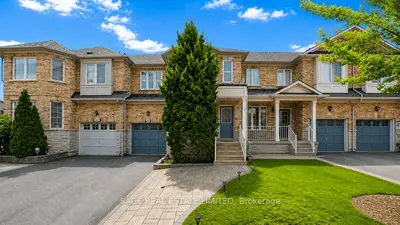 Att/Row/Townhouse in Richmond Hill