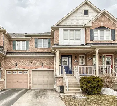 Att/Row/Townhouse in Newmarket