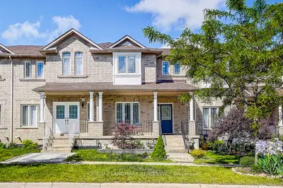 Att/Row/Townhouse in Richmond Hill