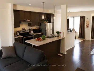 Att/Row/Townhouse in Newmarket