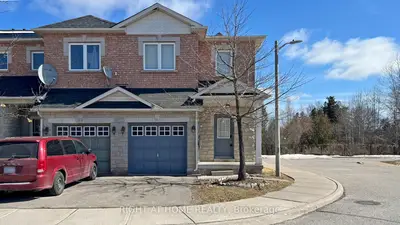 Att/Row/Townhouse in Richmond Hill