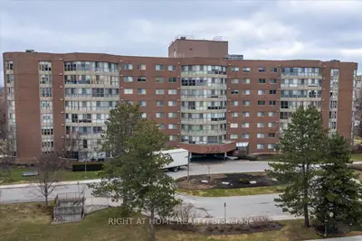 Condo Apartment in Richmond Hill