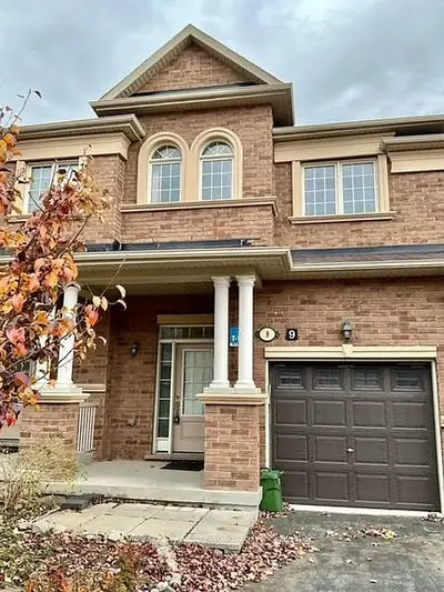 Att/Row/Townhouse in Markham