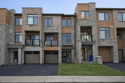 Att/Row/Townhouse in Newmarket