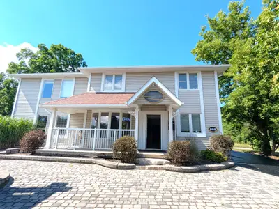 888 Innisfil Beach Road, Innisfil, On L9s 2c2