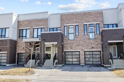 Att/Row/Townhouse in Richmond Hill