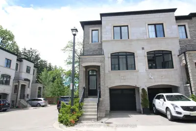 Att/Row/Townhouse in Richmond Hill