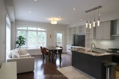 Att/Row/Townhouse in Richmond Hill