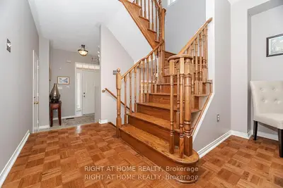 910 Oaktree Crescent, Newmarket, On L3x 2z1