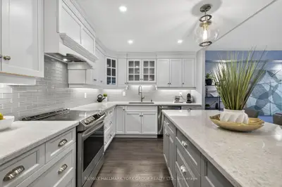 250 Davis Drive 906, Newmarket, On L3y 7t7