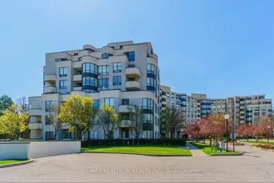 Condo Apartment in Vaughan