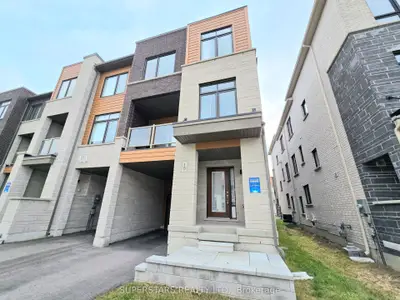 Att/Row/Townhouse in Newmarket