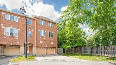 Att/Row/Townhouse in Richmond Hill