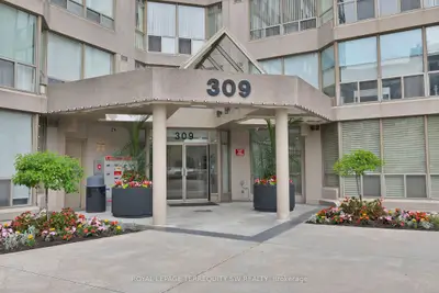 Condo Apartment in Richmond Hill