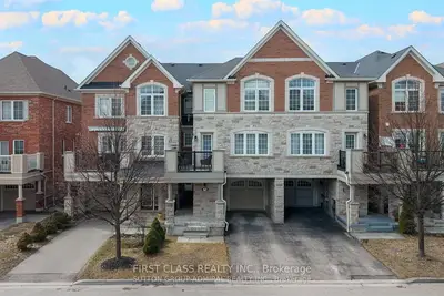 Att/Row/Townhouse in Aurora