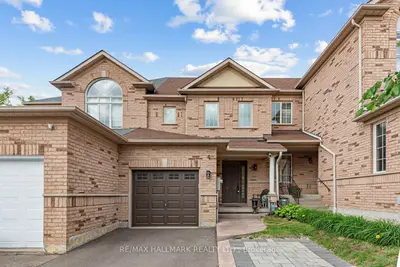 Att/Row/Townhouse in Richmond Hill