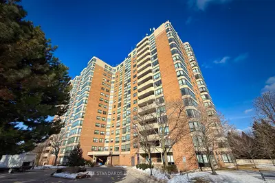 Condo Apartment in Vaughan