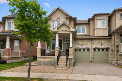 Att/Row/Townhouse in Richmond Hill