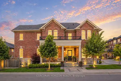Att/Row/Townhouse in Newmarket