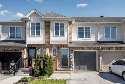 Att/Row/Townhouse in Bradford West Gwillimbury