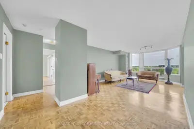 175 Cedar Avenue 913, Richmond Hill, On L4c 9v3